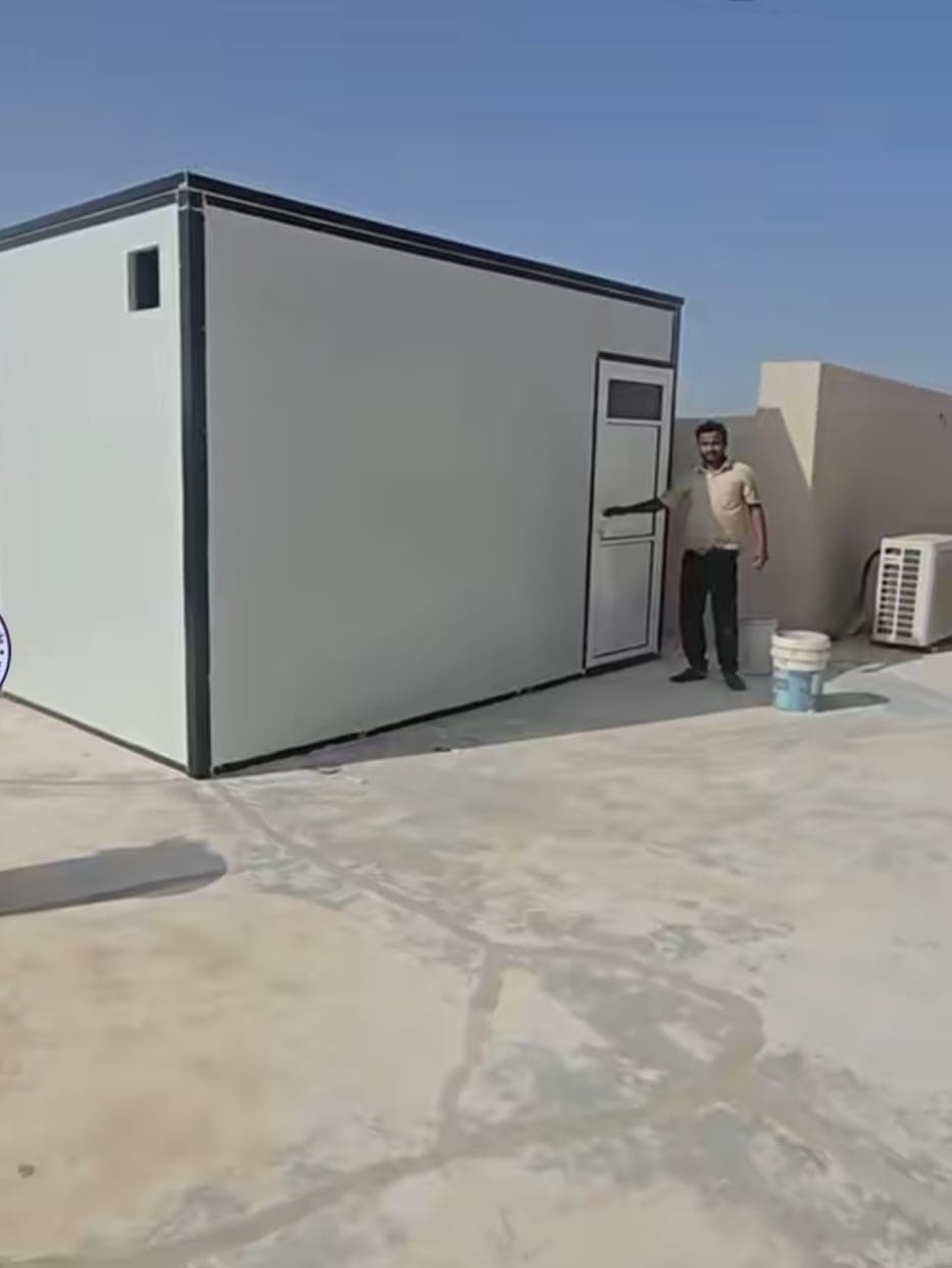 غرف عمال حديثة بتقنيات متطورة وتصميم عملي ومريح